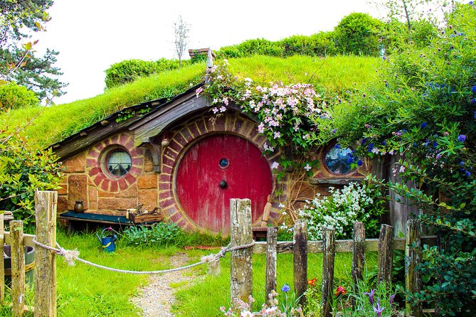 2 Day Waitomo Caves, Hobbiton Movie Set and Rotorua Tour from Auckland - The Māori evening, hangi and a long first day