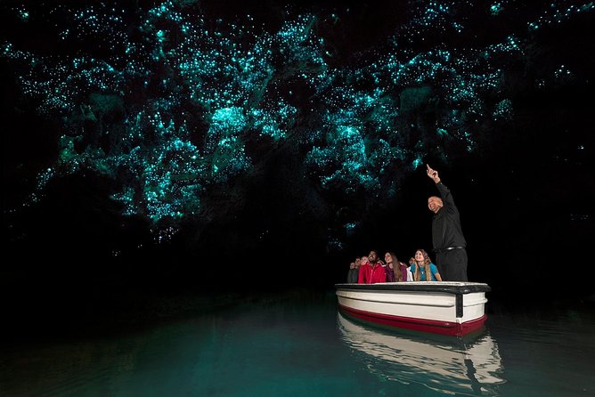 3 Day Waitomo Caves, Hobbiton Movie Set and Rotorua Tour from Auckland - Te Pa Tu: Māori culture after sunset