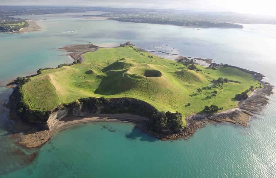 Auckland: Browns Island (Motukorea) Sea Kayak Tour - The paddle past Gentlemans and Ladies Bays