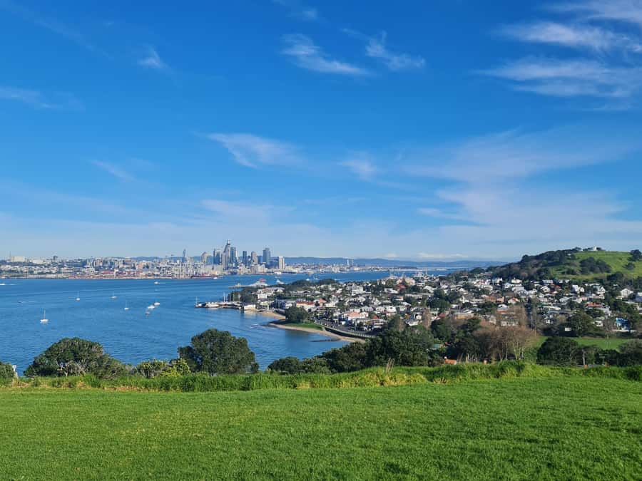 Auckland City Highlights Half Day Tour - Auckland Harbour Bridge begins the story