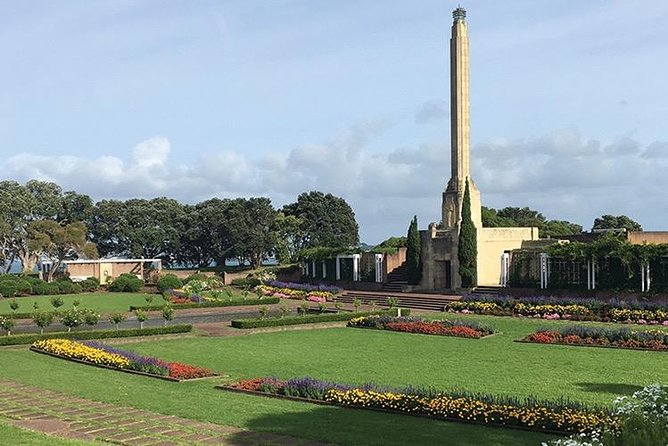 Auckland City Private Tour for Couples. Be chauffeur driven with added extras. - Mount Eden gives you the best opening view