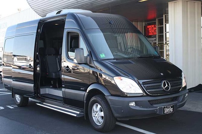 Auckland Cruise/Wharf & Airport Transfers - Inside the vehicle: comfort and small useful extras