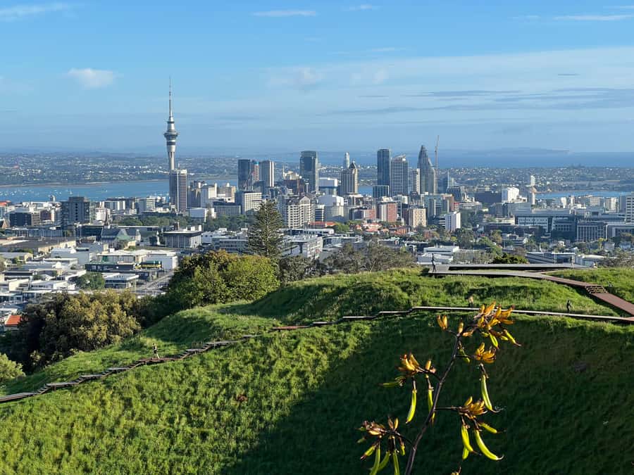 AUCKLAND: Half-Day CITY HIGHLIGHTS TOUR - Mt.Eden, Tamaki Dr - Michael Savage Memorial Garden and the Hauraki Gulf