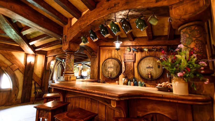 Auckland: Hobbiton and Rotorua Day Tour including Te Puia - The tiny details of Hobbiton