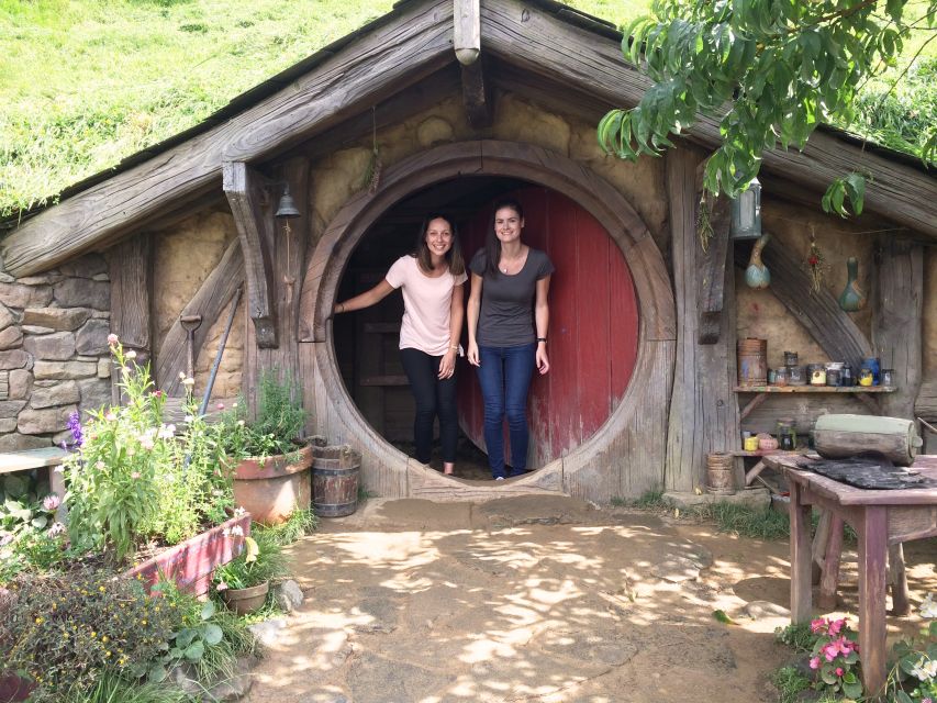 Auckland: Hobbiton Movie Set Day Trip with Festive Lunch - Gift shop time and the tight schedule