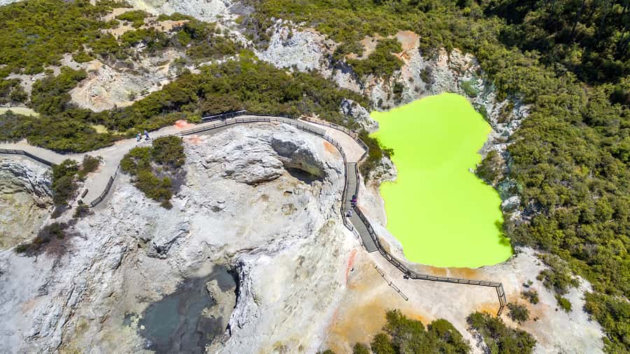 Auckland: Hobbiton, Rotorua and Wai-O-Tapu Day Tour - Wai-O-Tapu and the smell of sulfur