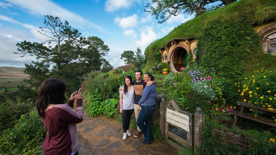 Auckland: Hobbiton & Waitomo Caves Small-Group Tour & Lunch - Lake Karapiro and the Otorohanga lunch stop