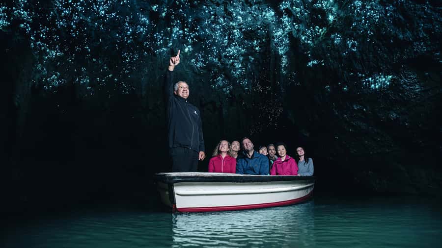 Auckland: Hobbiton & Waitomo Caves Small-Group Tour & Lunch - The small stops that make the road day easier