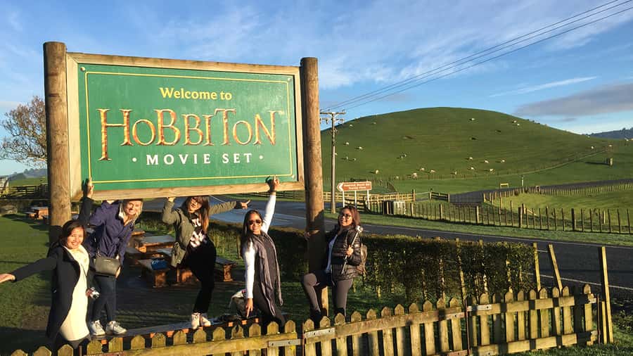 Auckland: Hobbiton & Waitomo Caves Small-Group Tour & Lunch - Waitomo’s limestone caves and glowworms