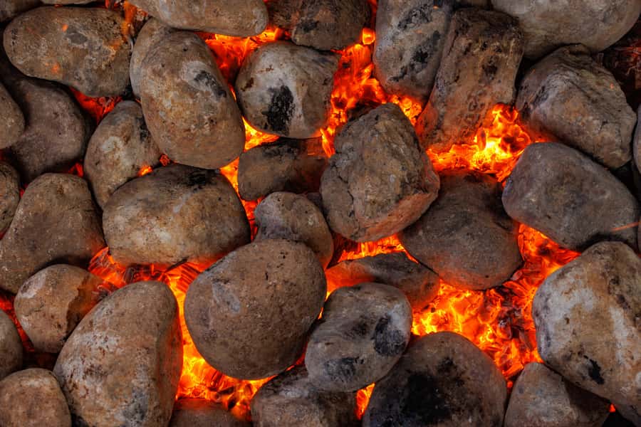 Auckland: Rotorua Māori Cultural & Geothermal Tour & Lunch - Hangi lunch, cooked beneath the ground