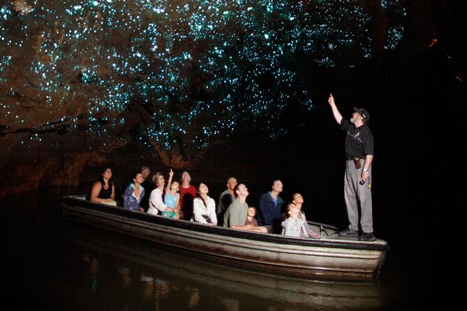 Auckland: Rotorua Māori Village, Waitomo Caves & Lunch - Songs, dance, haka, and lunch