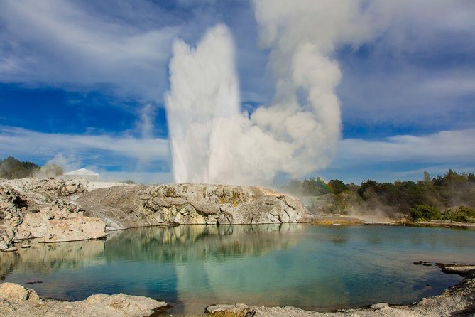 Auckland to Hobbiton Movie Set and Rotorua's Geothermal Valley - Why this Auckland day trip works