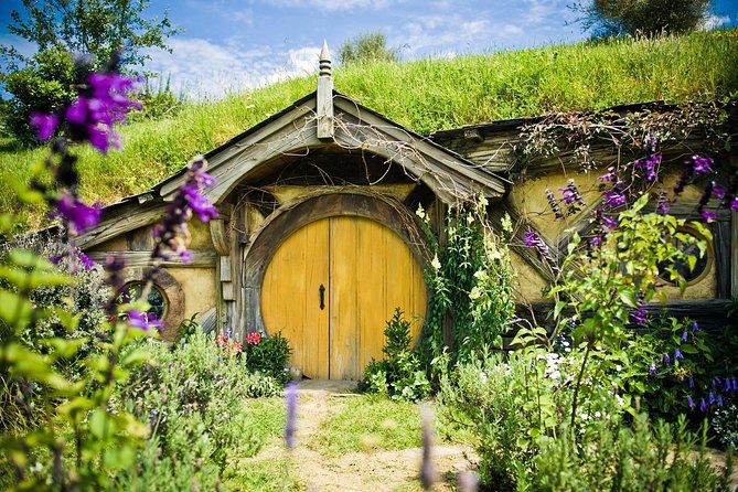 Auckland to Hobbiton Movie Set and Rotorua's Geothermal Valley - Hobbiton: stepping into the Shire
