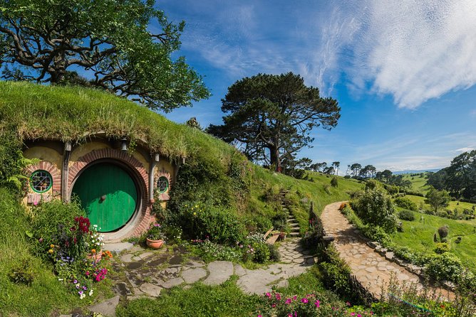 Auckland to Hobbiton Movie Set Private Tour - The farm setting is part of the attraction