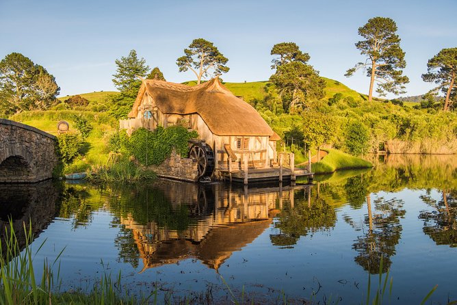 Auckland to Rotorua via Hobbiton Small Group Tour (One Way) - Leaving Auckland at 6:00 a.m.