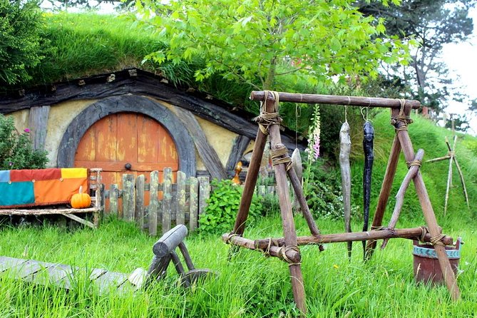 Auckland to Waitomo Caves and Hobbiton Movie Set Private Tour - Setting out from Auckland in a private vehicle