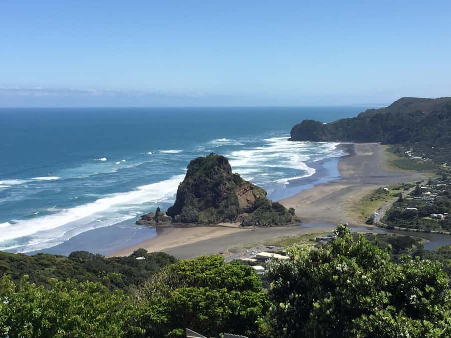 Auckland: West Coast Discovery - Arataki Visitor Centre explains the ranges