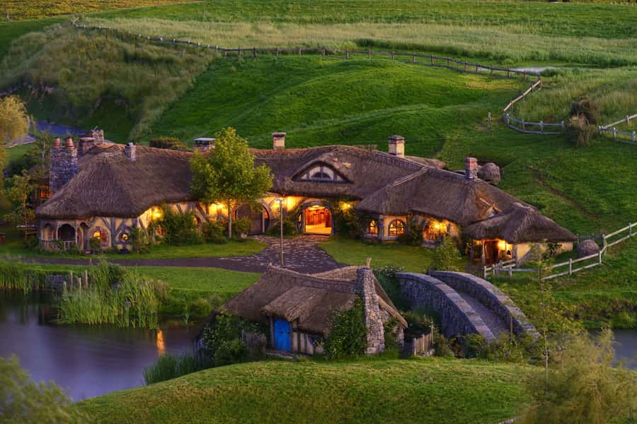 From Auckland: Hobbiton & Hamilton Gardens Small Group Tour - Walking through the Hobbiton movie set