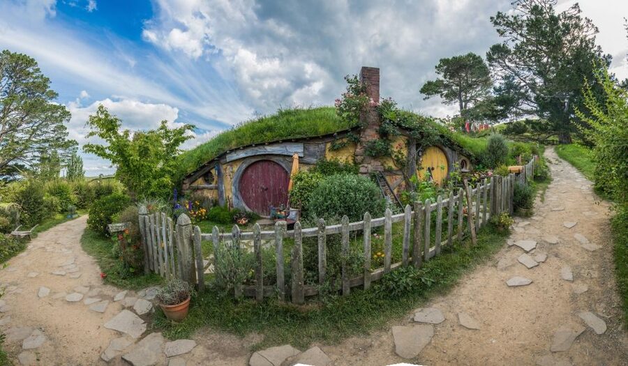 From Auckland: Hobbiton & Waitomo Caves Day Trip with Lunch - Who should book this experience?