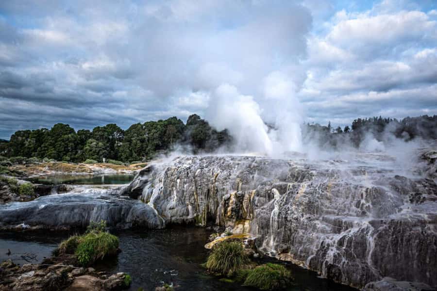 From Auckland: Rotorua Te Puia, Haka & Polynesian Spa Tour - Two quiet hours at Polynesian Spa