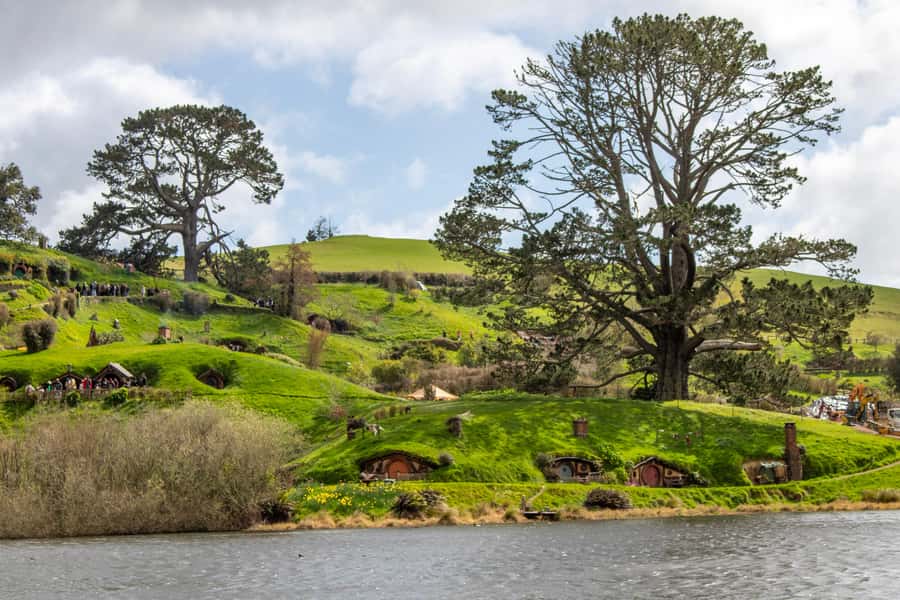 From: Auckland: Rotorua via Hobbiton Tour One Way Tour - Why this Auckland to Rotorua route makes sense