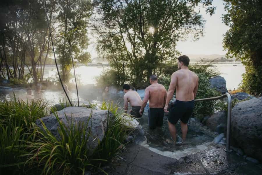 From Auckland: Wai-O-Tapu & Polynesian Spa Rotorua Day Tour - What the guides add to a long day