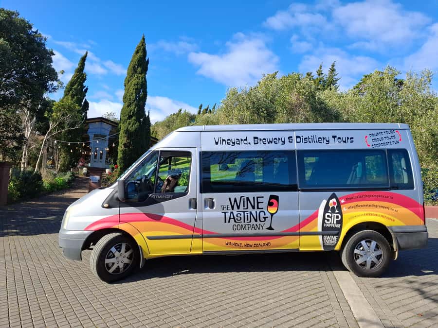 From Auckland: Waiheke Island Sip & Savour Tour with Lunch - Why Waiheke works so well for a wine day