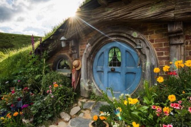 Hobbiton and Waitomo Caves Arrive in Comfort and Style - Key points to know before booking