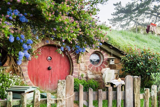 Hobbiton Movie Set Banquet Experience Private Tour From Auckland - What to expect from the two-course banquet