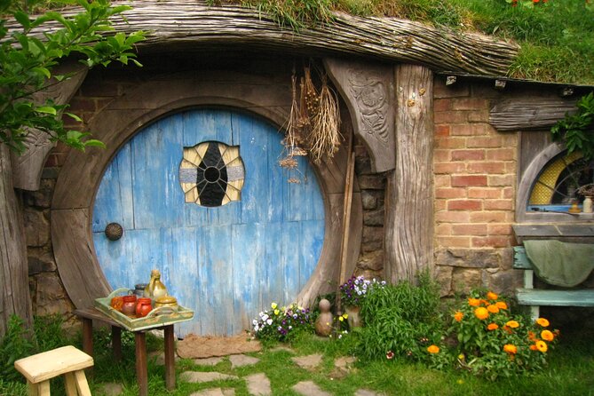 Hobbiton Movie Set Small Tour from Auckland - English or Japanese guiding in a small group