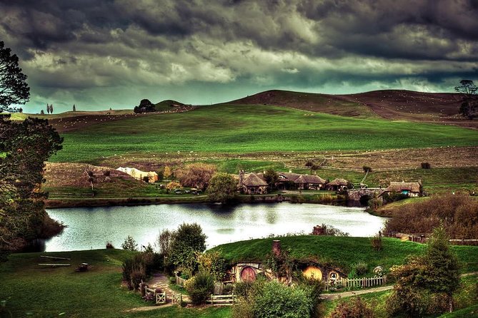 Hobbiton Movie Set tour & Glowworm Cave day tour - From Hobbiton to the Waitomo Glowworm Cave