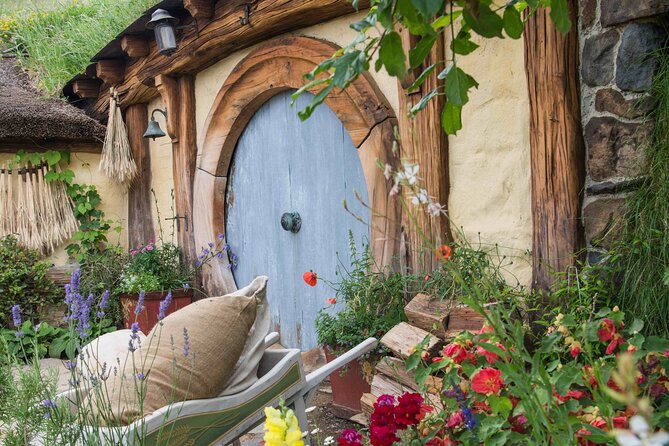Hobbiton & Rotorua Māori Village with Lunch from Auckland - From steam vents to The Shire