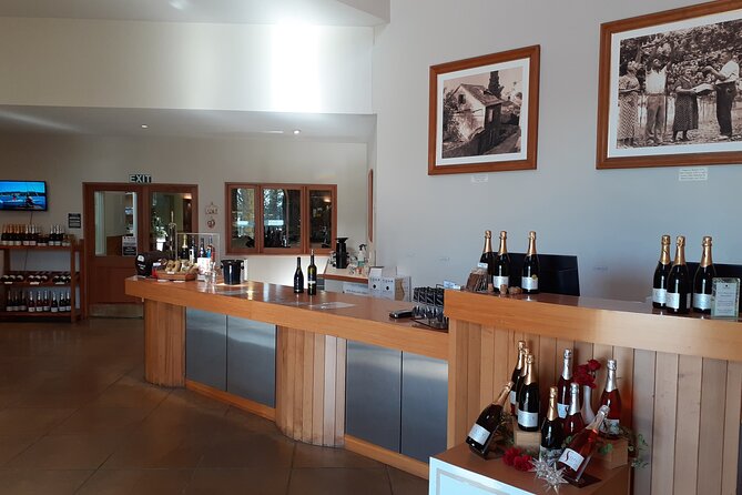 Kumeu Winery Boutique Tour with Gourmet Lunch from Auckland - Weather, Cancellations, and Group Size