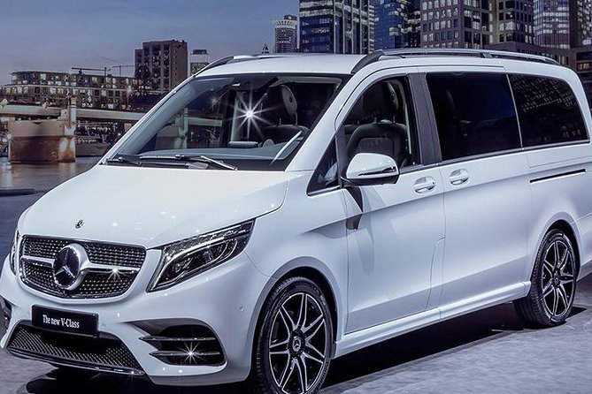Luxury Airport transfers in Auckland - At Auckland Airport, the waiting time matters