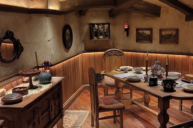 Private Hobbiton Movie Set and Rotorua Day Trip from Auckland - Lady Knox Geyser at 10:15 in the morning