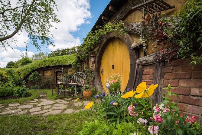 Private Luxury Tour to Hobbiton Movie Set & Waitimo Glowworm Cave - Two North Island icons in one long day