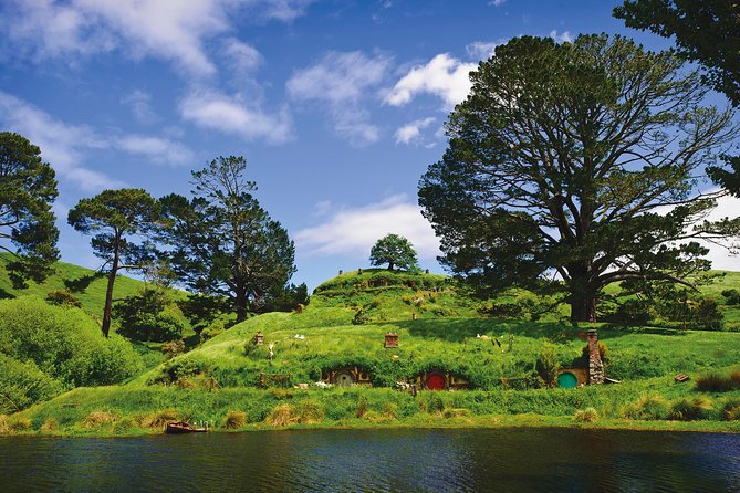 Private tour - Hobbiton Movie Set Evening Banquet Return from Auckland - Dinner inside The Green Dragon Inn