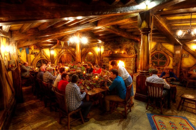 Private tour - Hobbiton Movie Set Evening Banquet Return from Auckland - The private ride from Auckland to Matamata