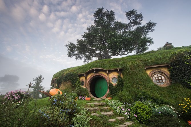 Private Tour: Hobbiton & Waitomo Glowworm Cave Experience - Who should book it?