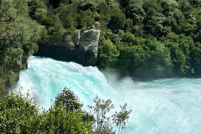 Private Tour WaiOtapu & Huka Falls & Blue springs from Auckland - What the private vehicle changes