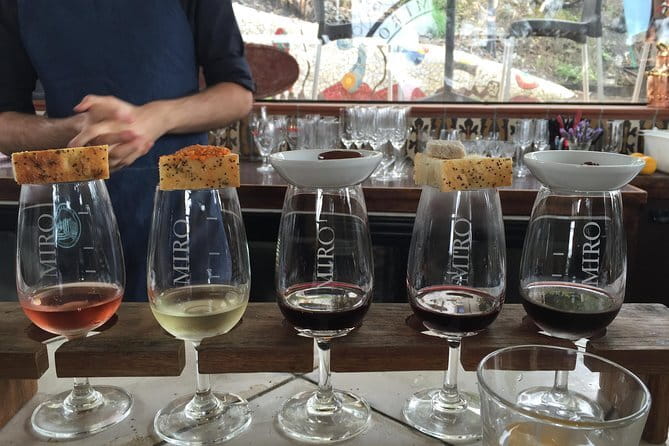 Private Waiheke Food & Wine Tour - A vineyard lunch gives the day a proper pause