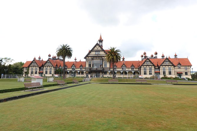 Rotorua and Waitomo Caves Day Trip from Auckland -Smaller Groups - How the guides shape the day