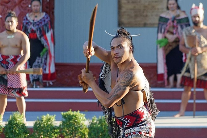 Rotorua Highlights Tour inc. Te Puia Tour, Lunch & Cultural Show - The Māori concert and hangi lunch