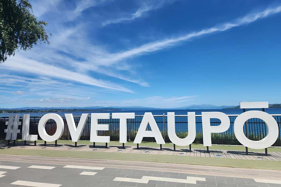 Rotorua & Taupo DayTour Waiotapu & Huka Falls from Auckland - Lake Taupō gives the route some breathing room