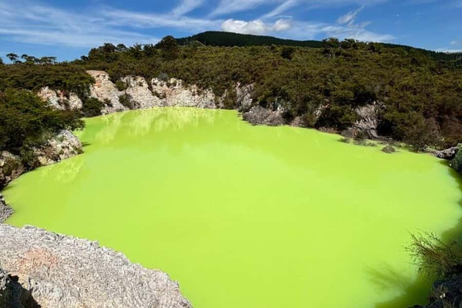 Rotorua & Taupo DayTour Waiotapu & Huka Falls from Auckland - Wai-O-Tapu brings the geothermal show