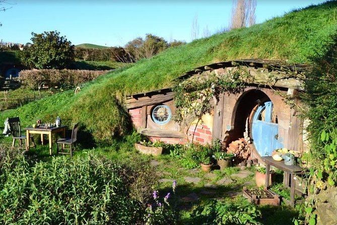 Small-Group Hobbiton and Waitomo Day Tour with Lunch from Auckland - A drink at the Green Dragon Inn