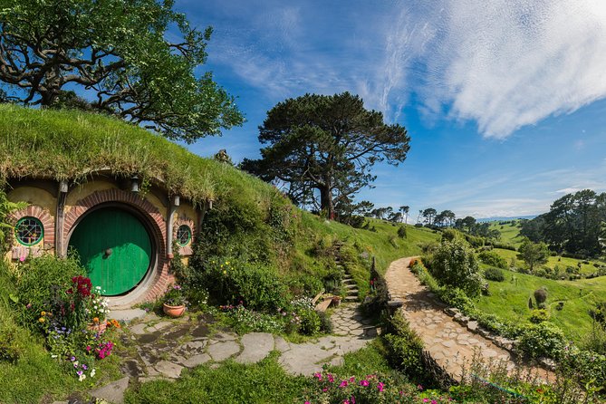 Small-Group Hobbiton Tour from Auckland with Party Marquee Lunch - What the early start really changes