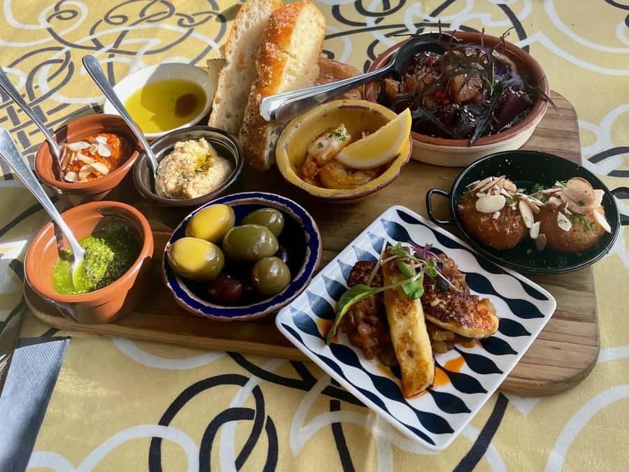 Waiheke Island Gourmet Food and Wine Tour with Platter Lunch - Who should book this Waiheke day out?