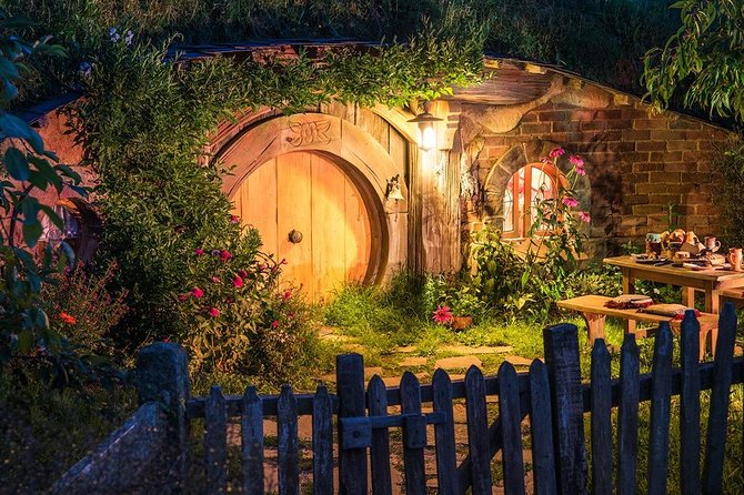 Waitomo Caves & Hobbiton Small Group Tour inc Lunch from Auckland - Karapiro adds a short scenic pause