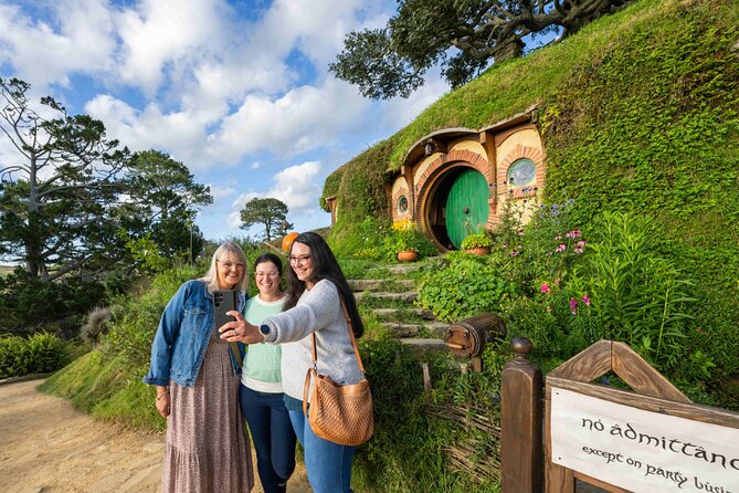 Waitomo Caves & Hobbiton Small Group Tour inc Lunch from Auckland - The 6:00 a.m. departure from Auckland